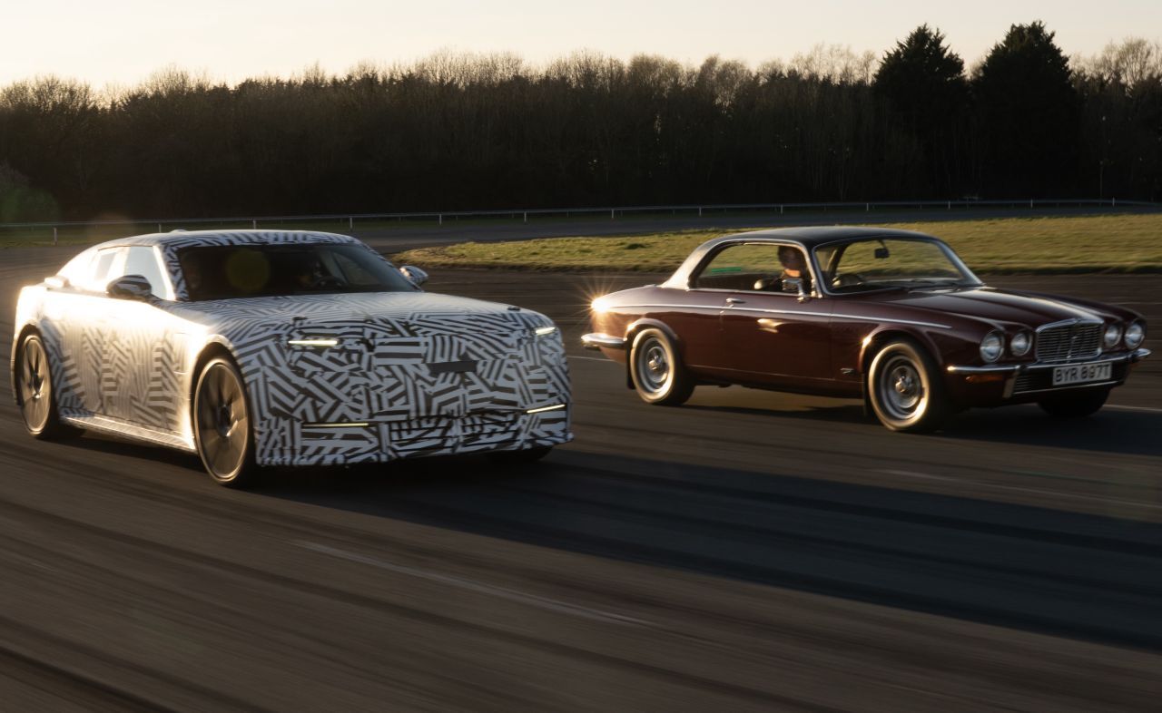 Das erste neue Modell wird ein großer GT-Sportwagen mit vier Türen sein – hier noch getarnt, aber technisch schon nah an der Serie.