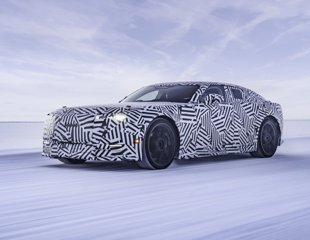 Das erste neue Modell wird ein großer GT-Sportwagen mit vier Türen sein – hier noch getarnt, aber technisch schon nah an der Serie, in Schweden unterwegs.