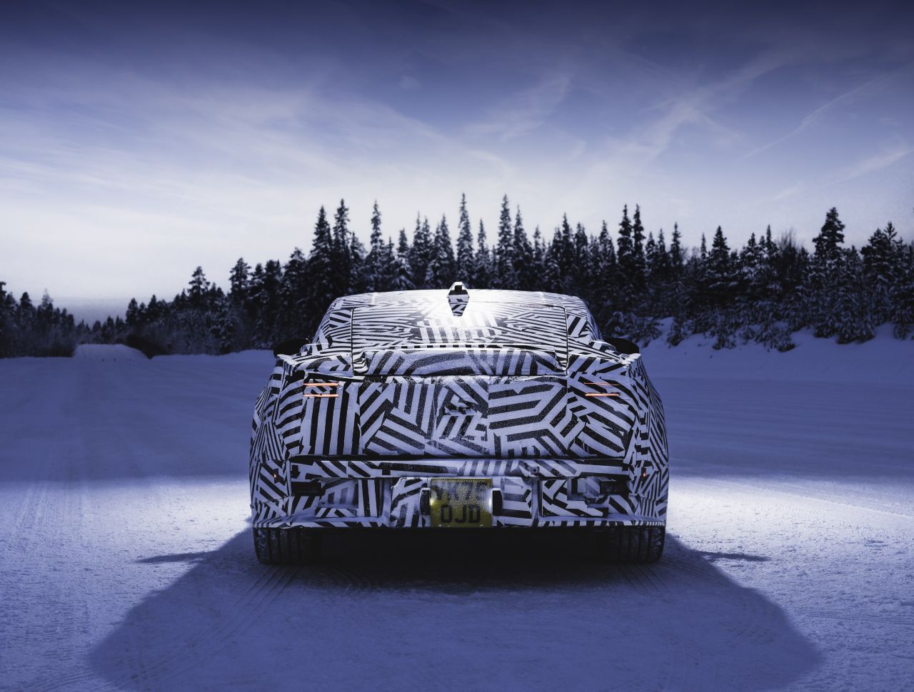 Bald fällt die Tarnung: Mitte 2026 wird das erste von drei neuen Jaguar-Modellen vorgestellt, der Verkaufsstart erfolgt 2027.