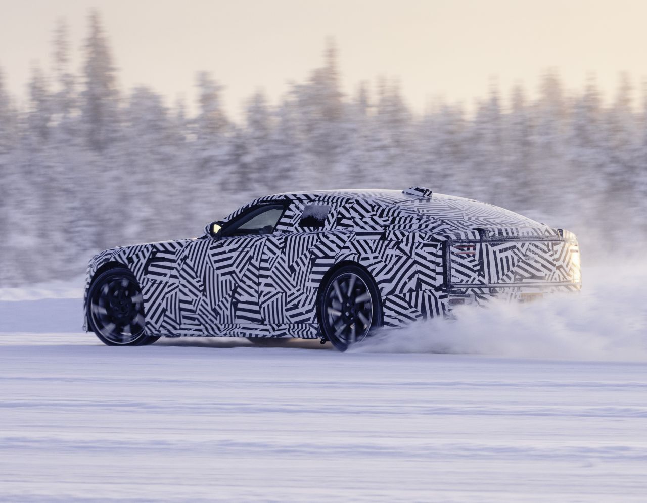 Für den GT sind 850-Volt-Technik, hecklastiger 1000-PS-Allradantreib, 120 kWh Batteriekapazität, 350-kW-Laden und 700 Kilometer Normreichweite geplant.