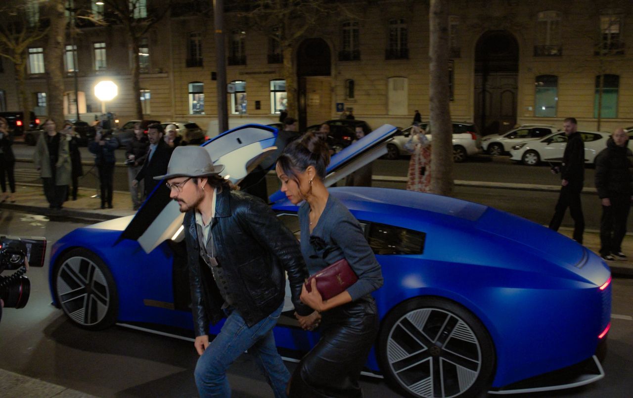 Das erste neue Modell wird ein großer GT-Sportwagen mit vier Türen sein – hier präsentiert Jagaur die Designstudie im Rahmen der Paris Fashion Week.