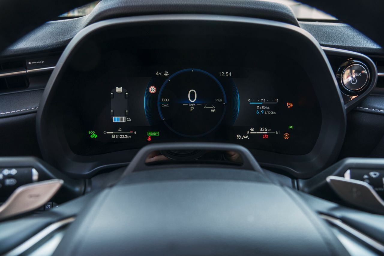 12,3-Zoll-Instrumentendisplay, etwas kleinteilig in Optik und Bedienung.