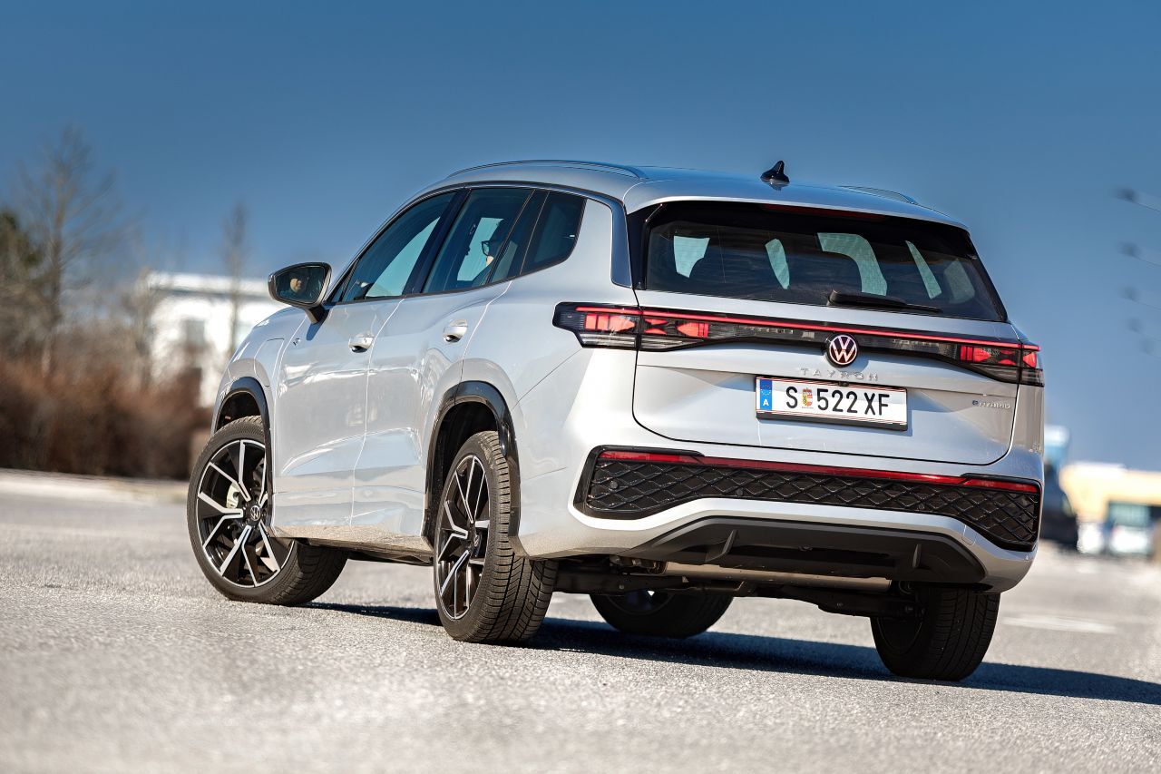 Fazit von Motorprofis-Tester Fabian Steiner: „VW findet zu seiner akkuarten Art zurück und garniert sie hier mit Premiumqualitäten. Der Tayron fährt gut und fühlt sich fein an. Er setzt unter anderem auf den Diesel-Allrad-Klassiker und weist atmosphärisch in die große SUV-Welt, ohne dass er eine Lawine kostet. Sein Laderaum übertrifft alle Erwartungen und die zweite Reihe ist für lange Beine gemacht.