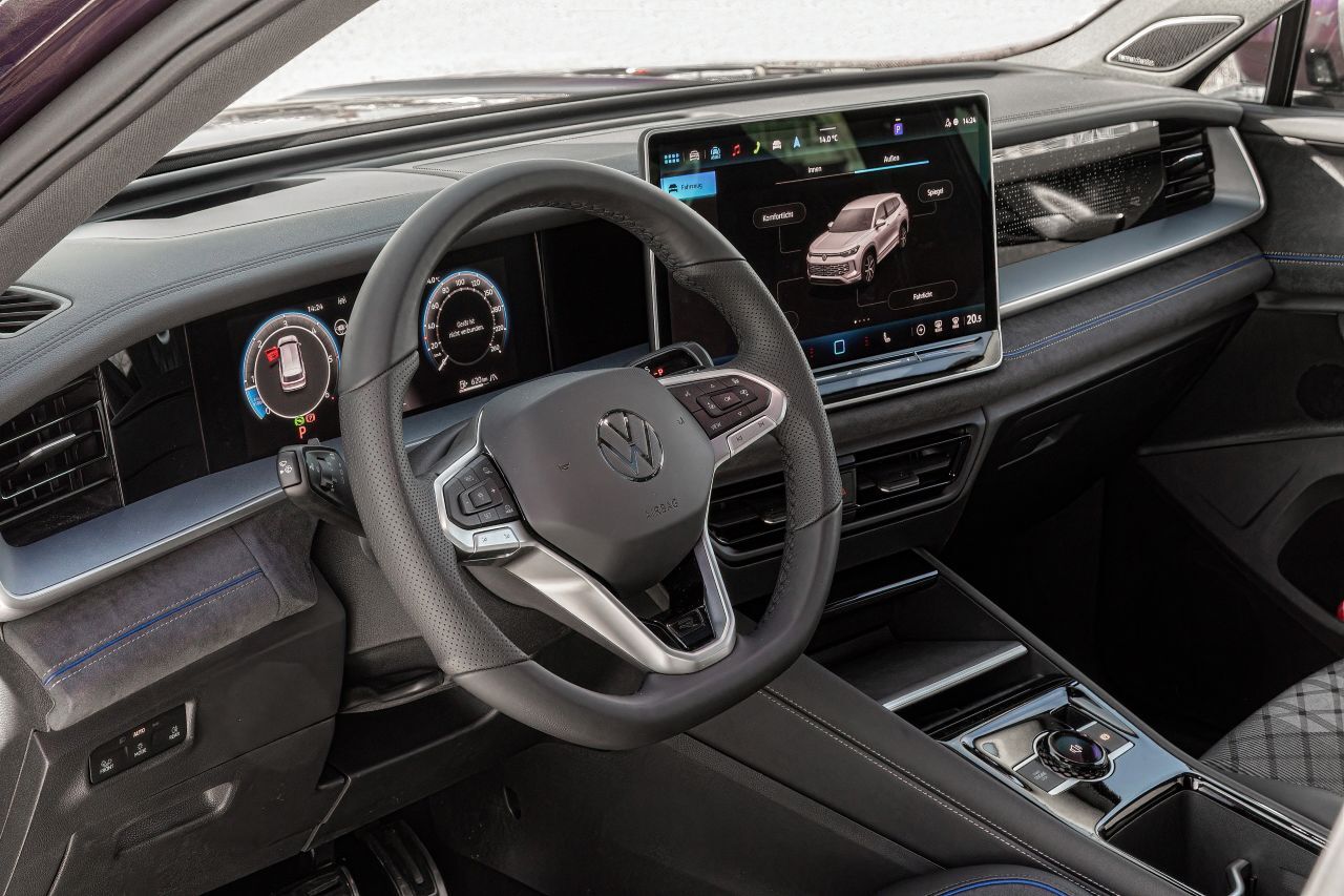 VW hat im Innenraum zu seiner akkuarten Art zurückgefunden und garniert sie mit Premiummaterialien. Übersichtlichkeit und Bedienlogik wieder tadellos.