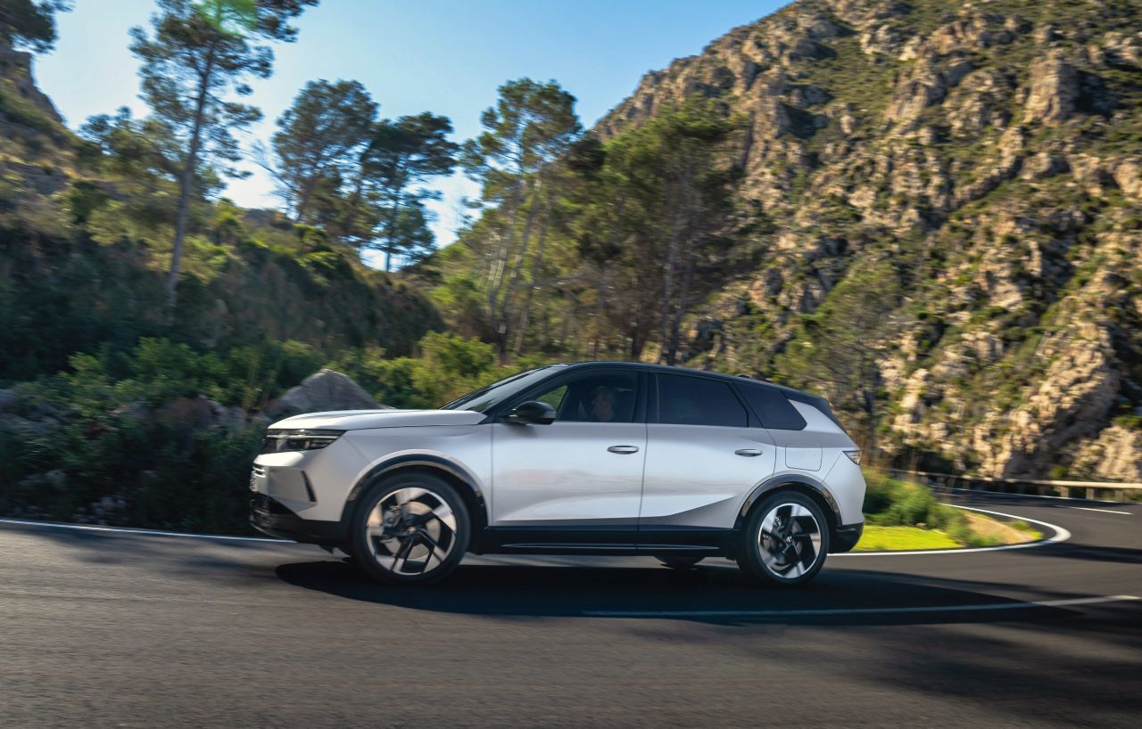 Fazit von Motorprofis-Tester Fabian Steiner: „Der Opel Grandland ist deutlich größer sowie innen und außen eleganter geworden. Auch beim Fahrgefühl geht es mit einer geschmeidigen Fahrwerksabstimmung eine Klasse nach oben. Dazu passt der harmonisch abgestimmte Plug-in-Hybrid, der durchaus eine goldene Mitte sein kann – mit mehr Komfort, Leistung und Premium-Ausrichtung als der Mild-Hybrid, aber auch als zuhause aufladbares Teilzeit-Elektroauto mit vernünftiger elektrischer Reichweite.