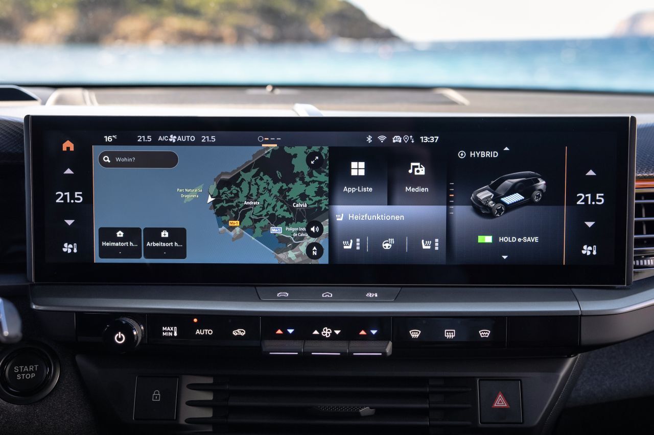 Groß, aber mit Gefühl integriert: 16-Zoll-Multimedia-Touchscreen.