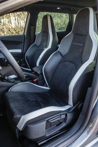 Die Recaro-Sitze und das Cupra-Paket inklusive Sportpneus und Brembo-Bremsen müssen nicht sein, wir würden sie trotzdem gerne haben.