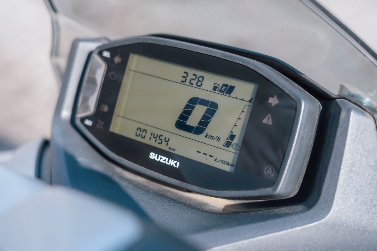 Das LCD-Display ist auch mit polarisierten Sonnenbrillen tadellos ablesbar, die Einzelanzeigen heben sich gut ab.