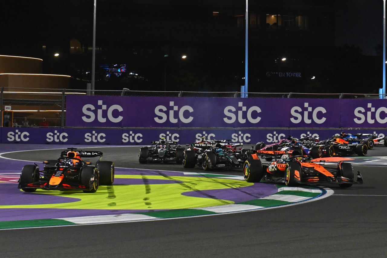 Voll reinhalten, selbst wenn der Gegner der gnadenlose Verstappen ist: Oscar Piastri mag es auch hart – die Lehre vom Ostersonntag.