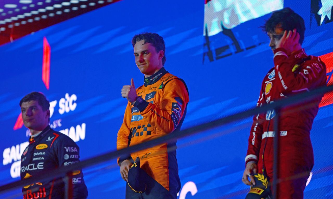 Mitten zwischen Verstappen und Leclerc: Piastri ist in der Formel 1 nicht nur in seiner Mitte, sondern auch in der Mitte des Podiums.