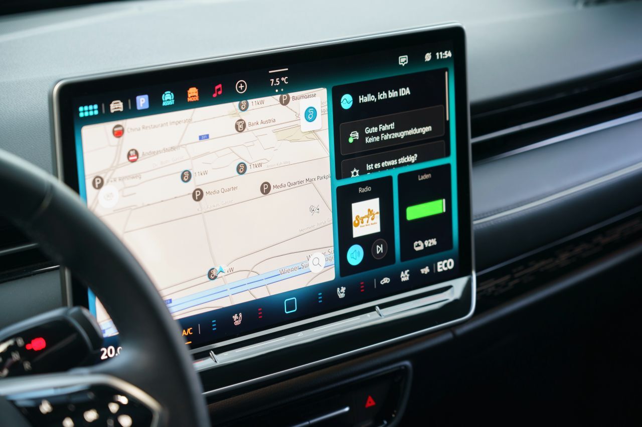 Der 15-Zoll-Multimedia-Touchscreen ragt heraus.