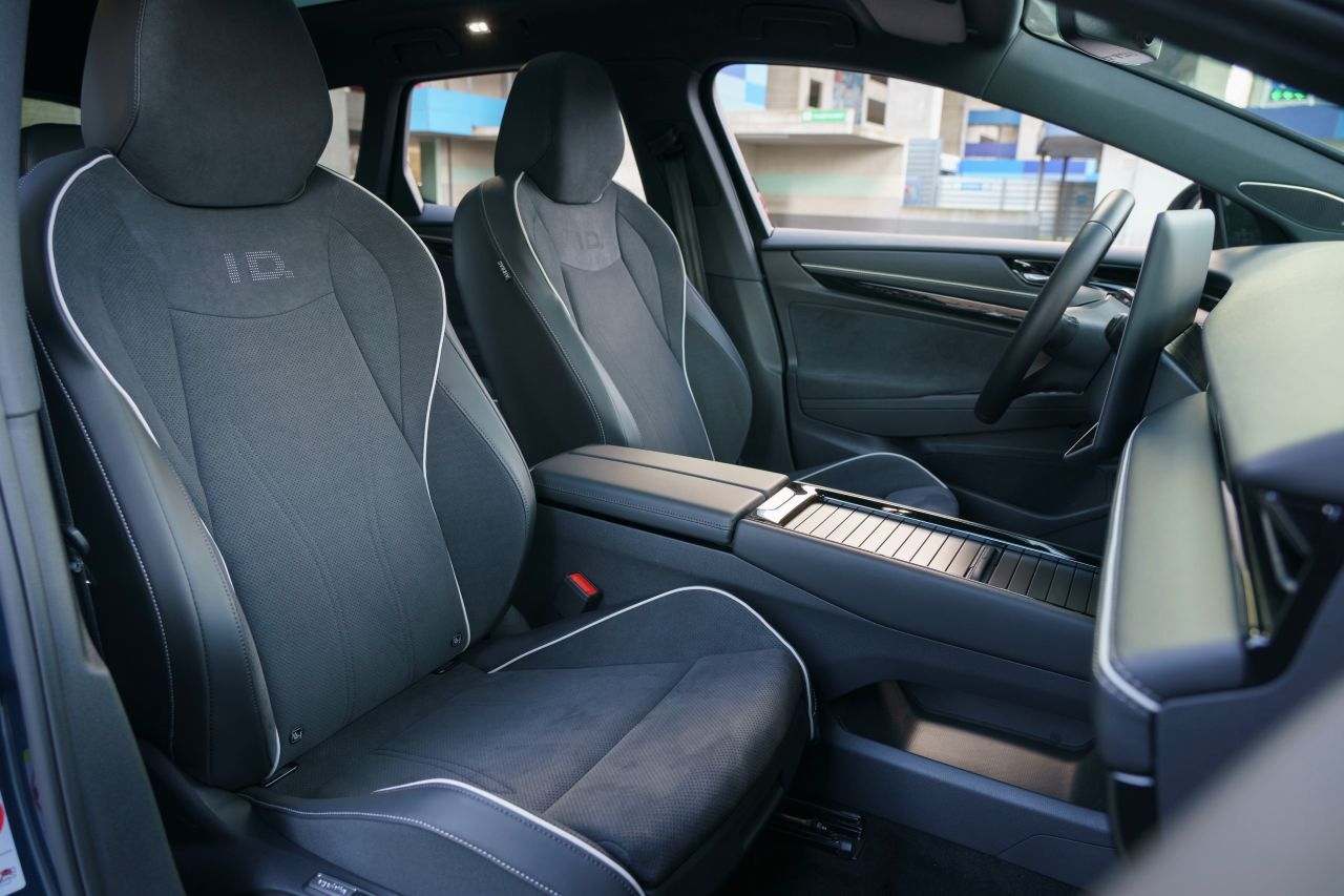 Die Sitze schauen mit den Bezügen im Alcantara-Stil schick aus, sind großzügig dimensioniert und sehr bequem.
