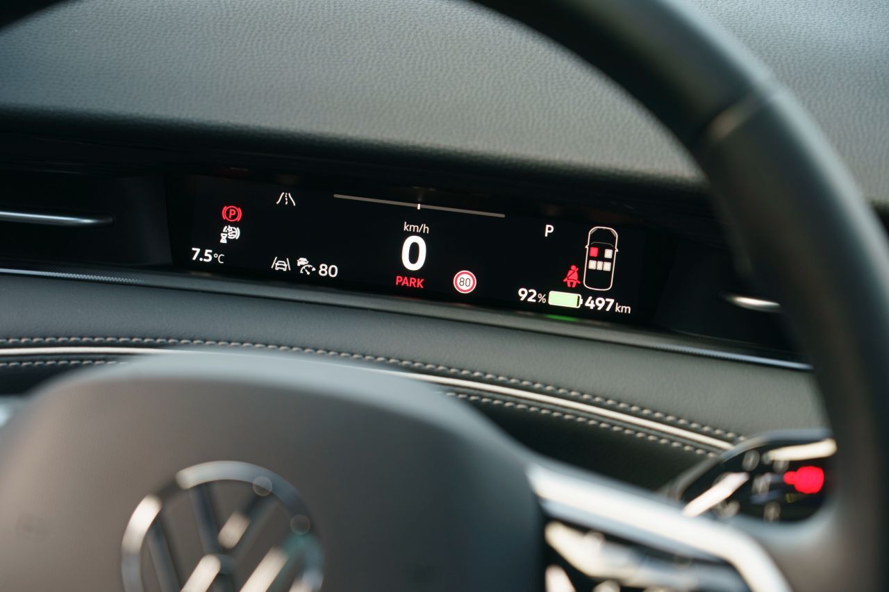 Das Head-up-Display verdrängt das Display hinter dem Lenkrad.