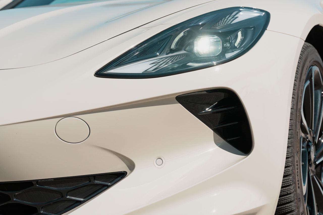 Dass Assoziationen zu Jaguar und Porsche aufkommen können – ist so.
