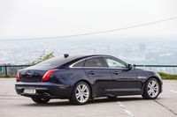 Die abfallende Dachlinie verkleinert die hinteren Türen zugunsten der Coupé-Silhoutte. Damit steht der XJ eher dem Porsche Panamera und dem Maserati Quattroporte nahe.