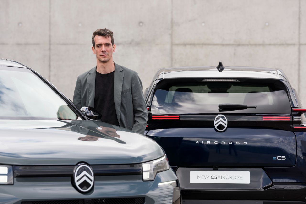 Julien Sarreméjean, Leiter Exterieur-Design bei Citroën: „„Ziel war es, dem Auto ein repräsentativeres Erscheinungsbild zu geben. Das Design ist weniger rund, aber die gesamte Oberfläche bleibt fließend. Das hebt die Muskeln hervor und bildet einen Kontrast zu den schwarzen Teilen und zur Technologie