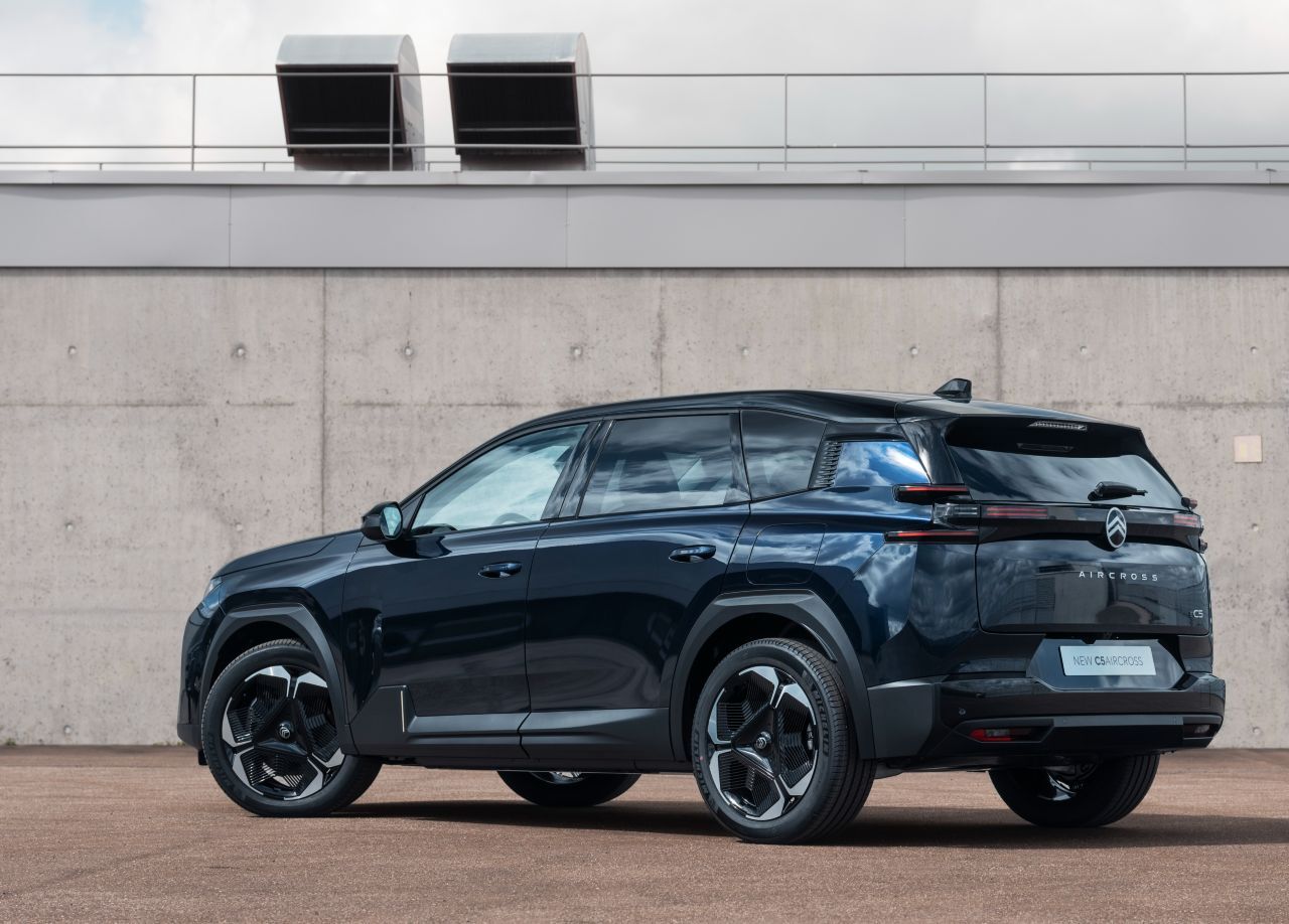Citroën entdeckt das Sportliche im Eckigen und kreiert damit einen coolen New Look. Zugleich wächst der C5 Aircross deutlich auf 4,65 Meter Außenlänge.