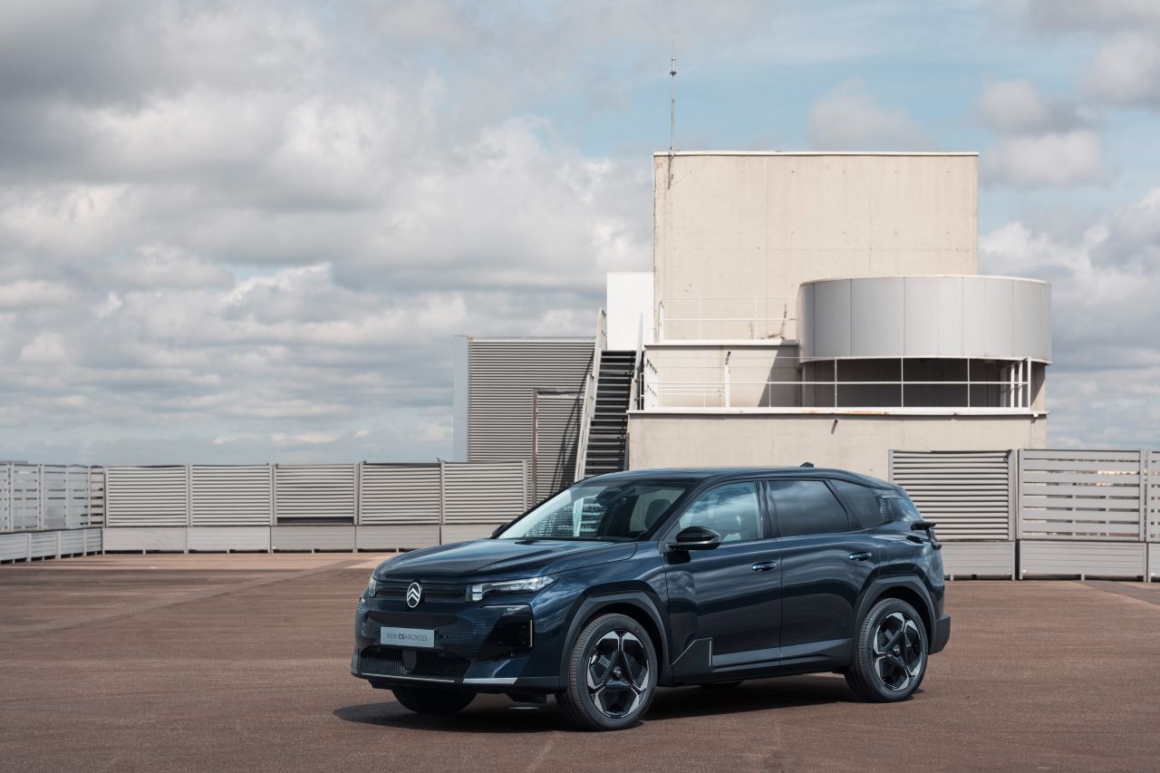 Fazit von Motorprofis-Tester Fabian Steiner: „Citroën kreiert einen coolen New Look. Mit seinem kantig-dynamischen Design gibt sich der C5 Aircross nach außen hart, innen ist er dagegen ganz weich: Beim Sofadesign geht Citroën auf Kuschelkurs. Im Kontrast zur Flauschigkeit von Sitzen und Oberflächen stehen High-Tech-Elemente wie ein hochwertiger Touchscreen, der den Multimedia-Bereich auf ein neues Level hebt. Mit seiner Länge von 4,65 Metern entwächst der C5 Aircross der Kompaktklasse