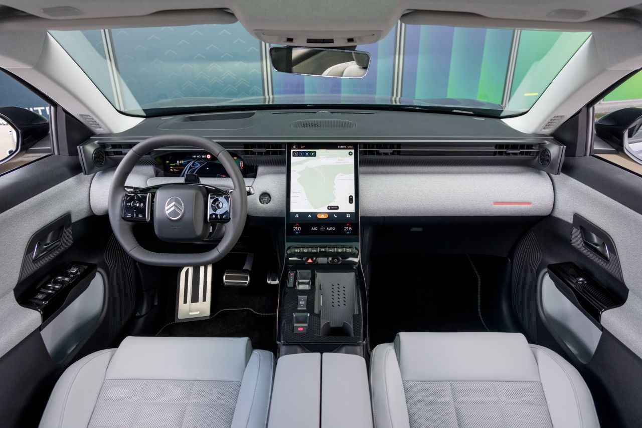 Mit Sofadesign geht Citroën auf Kuschelkurs und bezieht das Armaturenbrett und die Türen großzügig mit gepolsterten Stoffelementen.