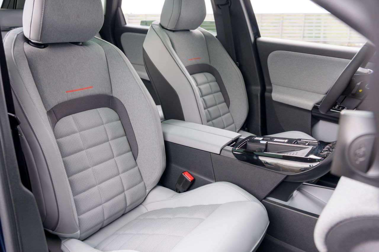 Die stilvoll bezogenen Advanced Comfort-Sitze sind durch ihre dickeren Schaumstoff-Elemente besonders einladend, geben aber auch Halt.