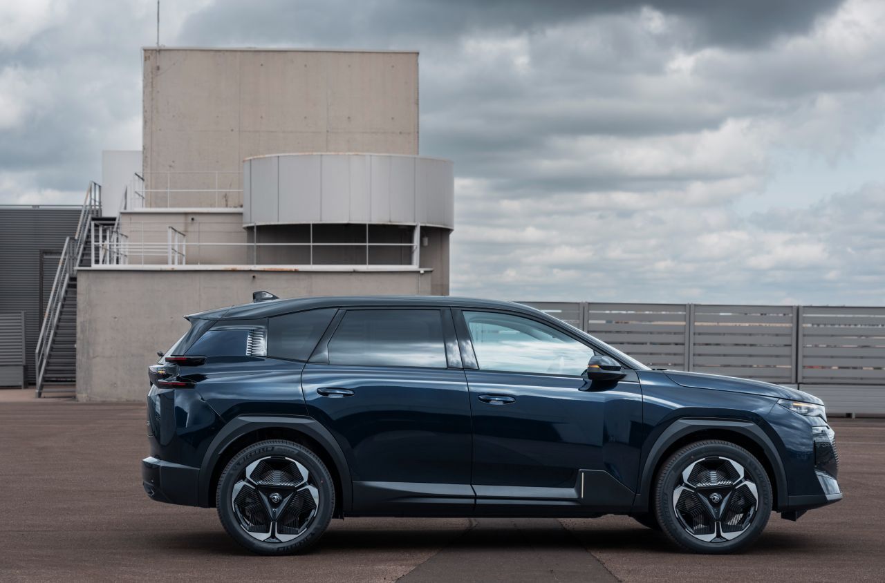 Proportionen und Silhouette verändern sich in Richtung Dynamik. Aus manchen Perspektiven wirkt die Karosserie superschnittig. Könnte ein M-BMW sein.