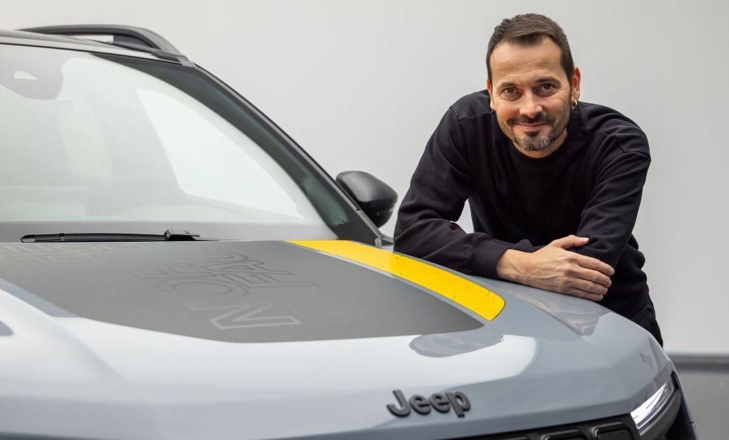 „Wir wollten etwas schaffen, das stärker mit der Geschichte von Jeep verbunden ist“ sagt der europäische Jeep-Designchef Daniele Calonaci – und erklärt zugleich, warum der Compass trotzdem modern aussieht: „Das Design ist super-puristisch“.
