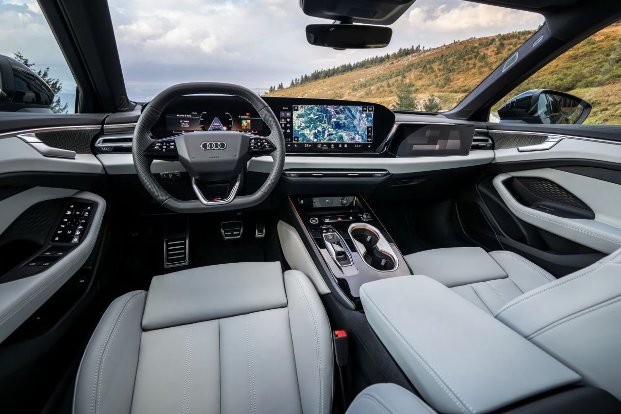 Technoides neues Cockpit: Ein riesiges OLED-Panoramadisplay biegt sich in einer sanften Kurve um den Fahrer. Auch der Beifahrer hat einen Screen.