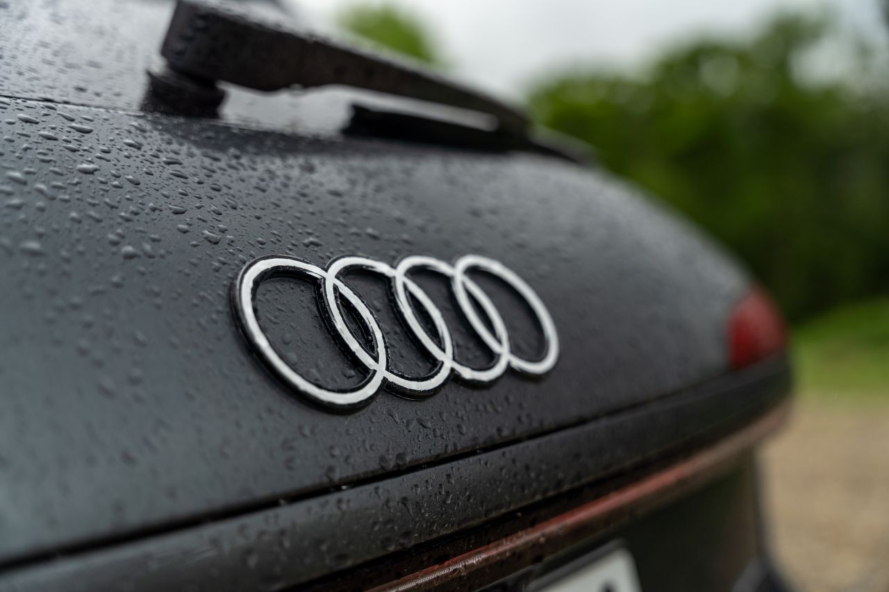 Neues Markenlogo in Weiß.