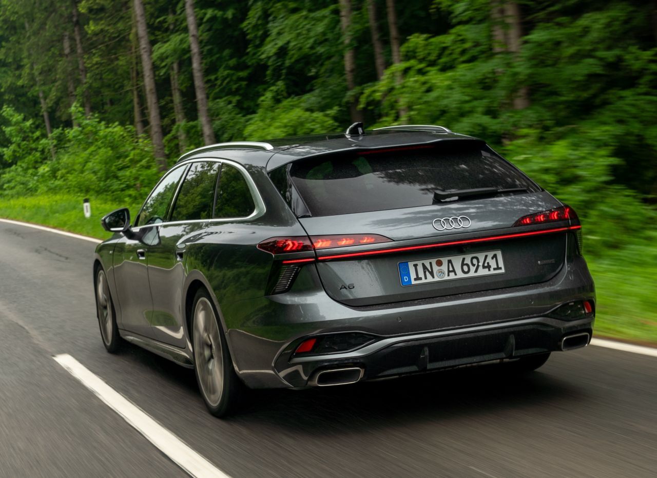 Fazit von Motorprofis-Tester Fabian Steiner: „Der A6 Avant fährt in der automobilen Oberklasse, besonders mit den technischen Schmankerln wie Luftfederfahrwerk und Hinterachslenkung ist er nun noch gediegener unterwegs. Im technoiden neuen Innenraum ist relativ viel los. Das schnittig-elegante Outfit bleibt