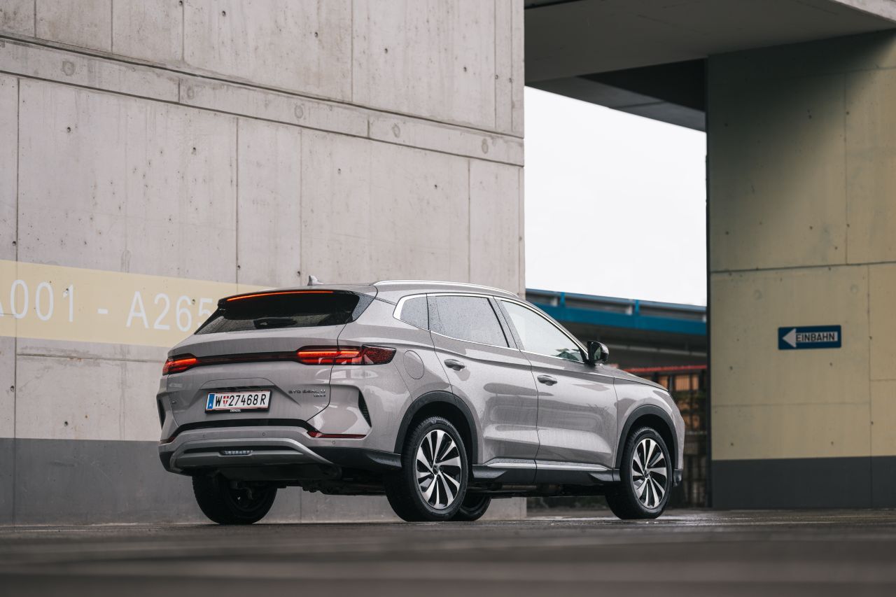 Großes Familien-SUV: Die kombinierte Systemleistung aus Benzin- und E-Motor beträgt beim 4,78 Meter langen Seal U 4WD ansehnliche 324 PS.