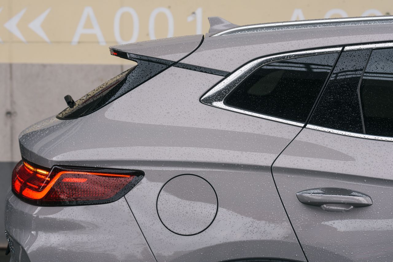 Gefälliges Heckdesign mit Dachspoiler und modernen LEDs.