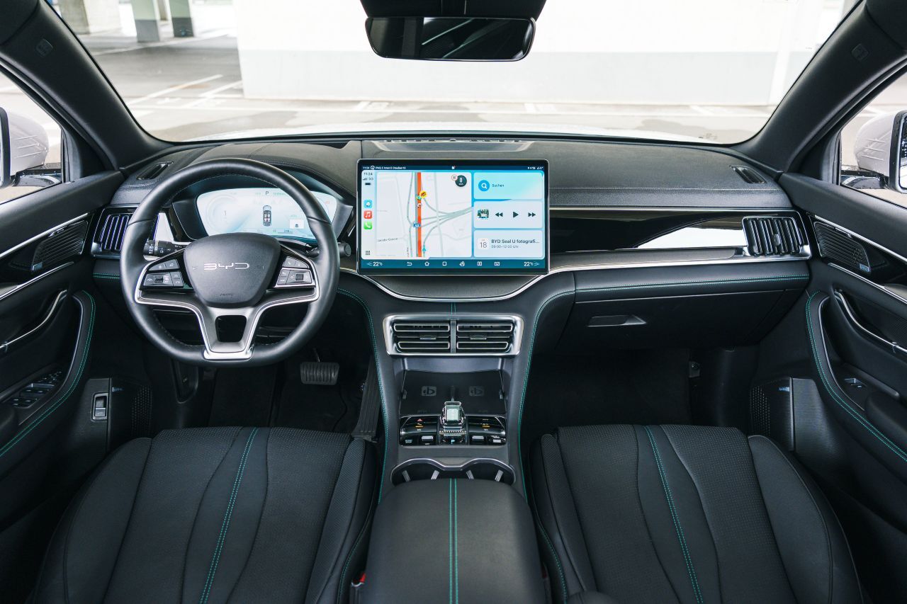 Digitales Fahrerdisplay und großfromatiges Multimedia-System – natürlich mit dem BYD-typisch drehbaren Touchscreen. Alles Serie.