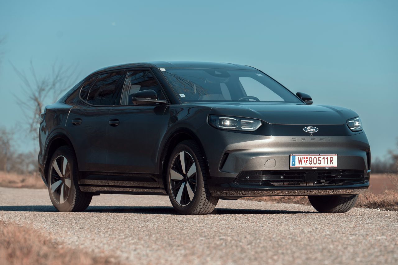 Wenn jemand Fahrwerk kann, dann Ford. In Handling und Abstimmung zeigt sich, dass gute alte Ford-Tugenden auch im E-Segment funktionieren.