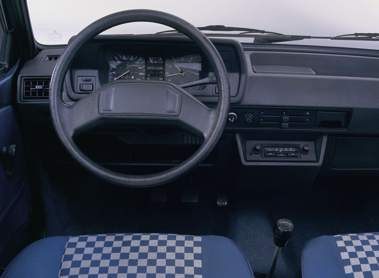 Polo II-Interieur: Immer noch karg, aber der Zigartettanzünder ist jetzt ganz nah am Lenkrad und der Radio nah am Schaltknauf. Was will man mehr.