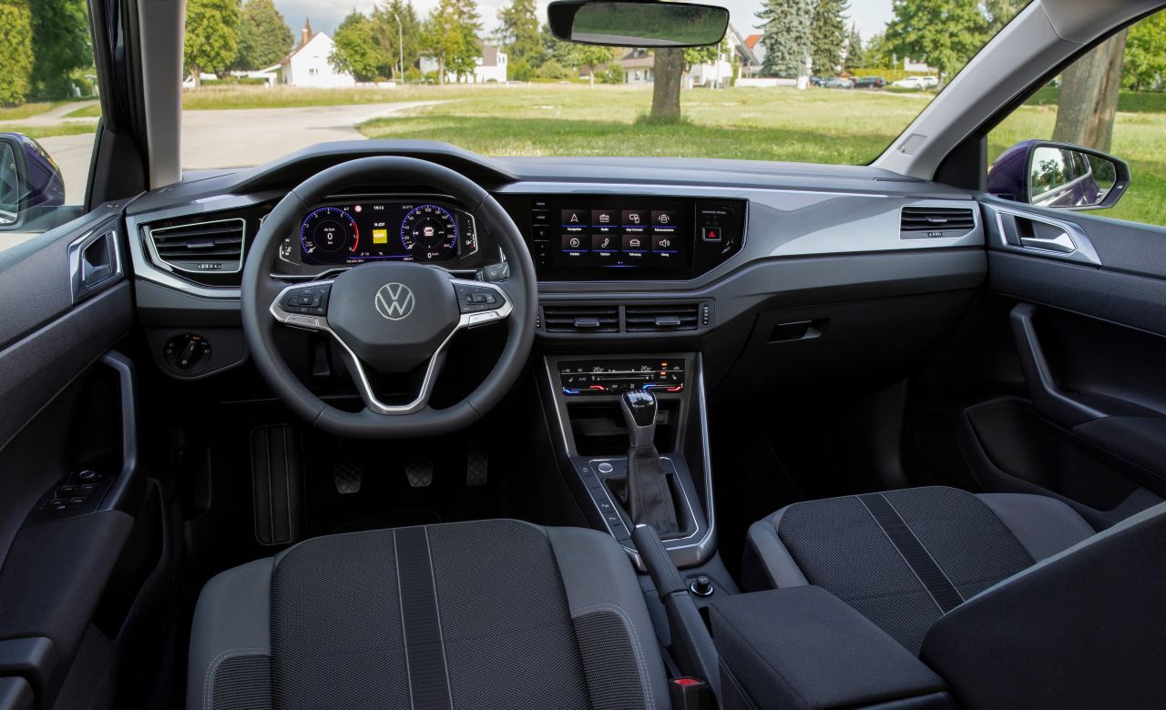 Das Cockpit ist zeitgemäß durchdigitalisiert, ohne es zu übertreiben. Ein Raucherpakt ist aber auch gegen Aufpreis nicht mehr erhältlich.