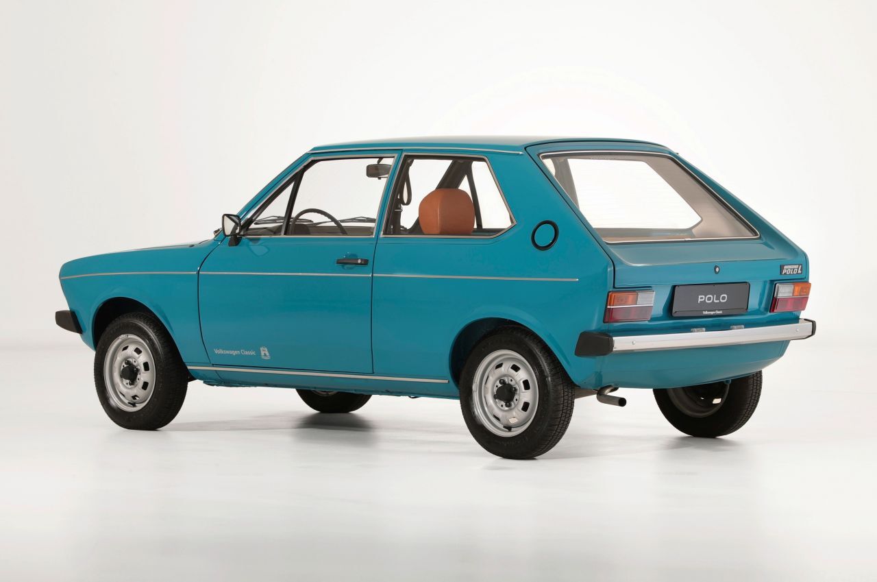 1975 brachte VW den Polo, der eine abgespeckte Variante des Audi 50 war. Zeitgenossen monierten zum Beispiel den fehlenden Aschenbecher hinten.