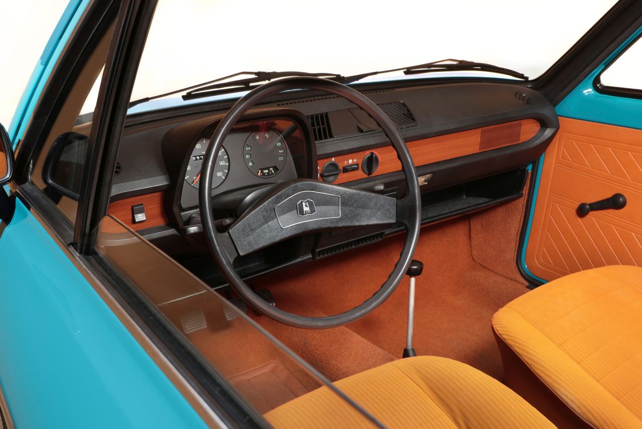 Das karge Interieur des Polo I. Angangs wurde auch Schloss in der Beifahrertür eingespart. Wie wäre es mit einer Retro-Neuauflage der Innenfarben?