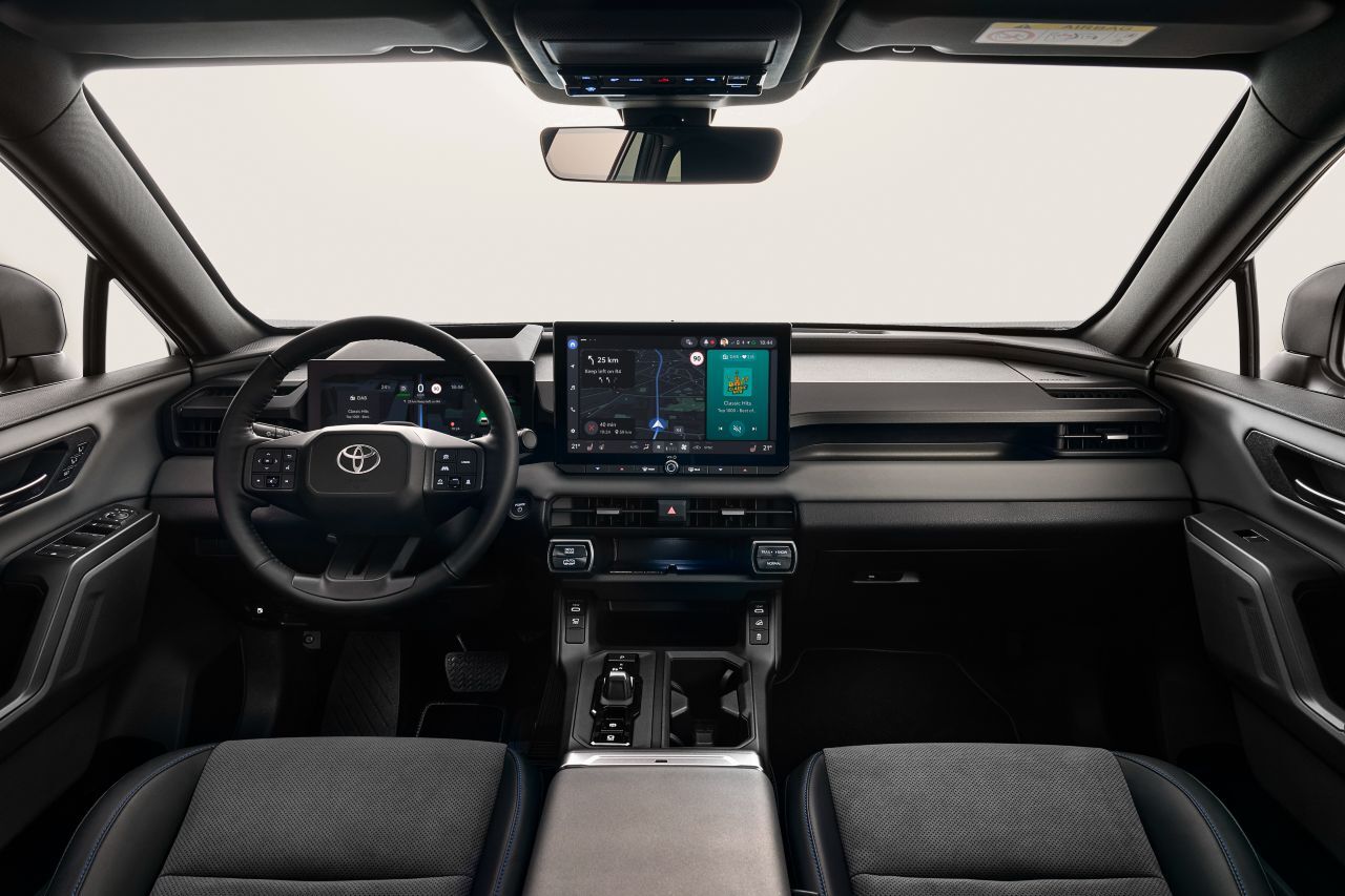 Das geradlinige neue Armaturenbrett kombiniert High-Tech mit rustikalem Touch: Auch ohne große Designeffekte durchaus trendig.
