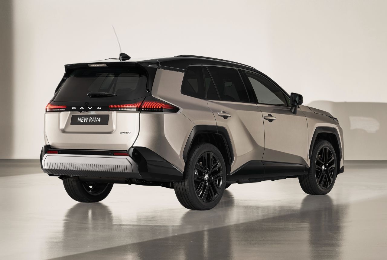 Der RAV4 will bewahren und trotzdem modern bleiben: Neue Plattform und Antriebe, aber gleiche Abmessungen und Antriebskonzepte.