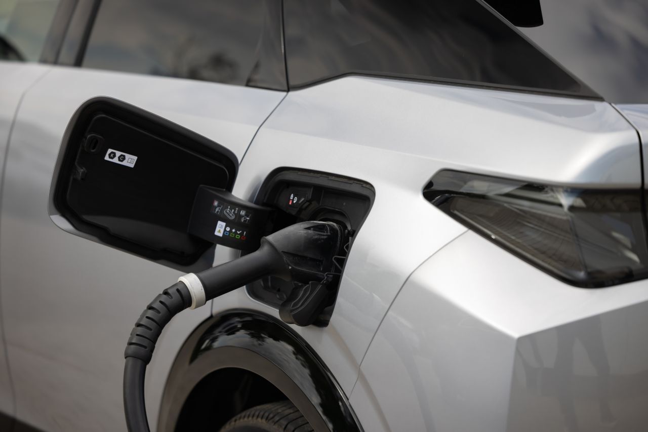 Im Topmodell ist die kleinere, aber nicht kleine 73-kWh-Batterie verbaut.