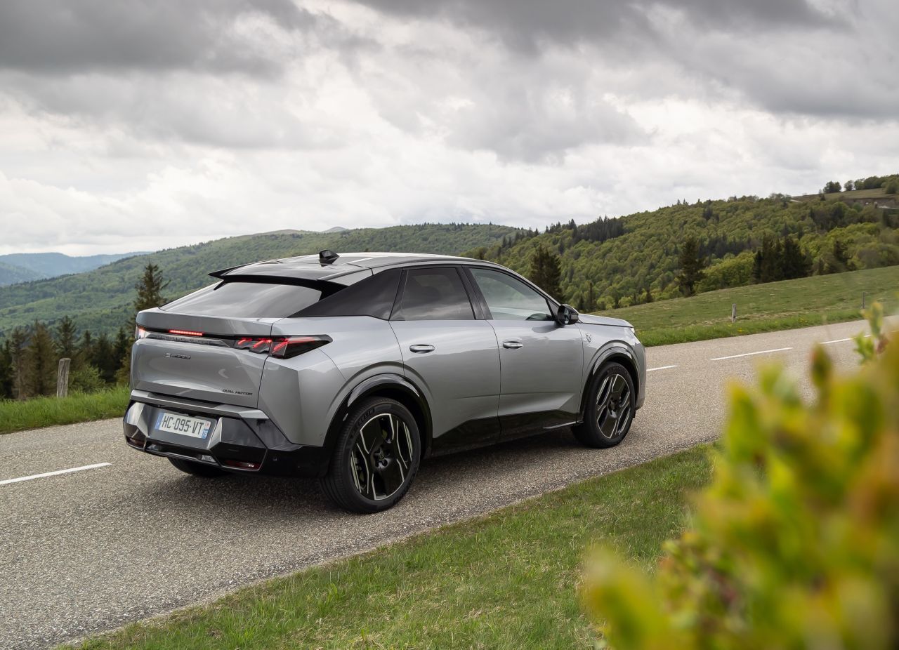 Sehr schnittiges Fastback-Design und jetzt auch 325-PS-Allradantrieb: Der 3008 325 Dual Motor marschiert in sechs Sekunden auf Hundert.