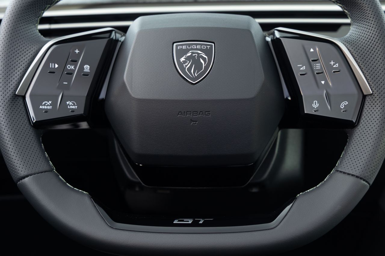 Typisch Peugeot: Kleines Lenkrad unterhalb der digitalen Armaturen.