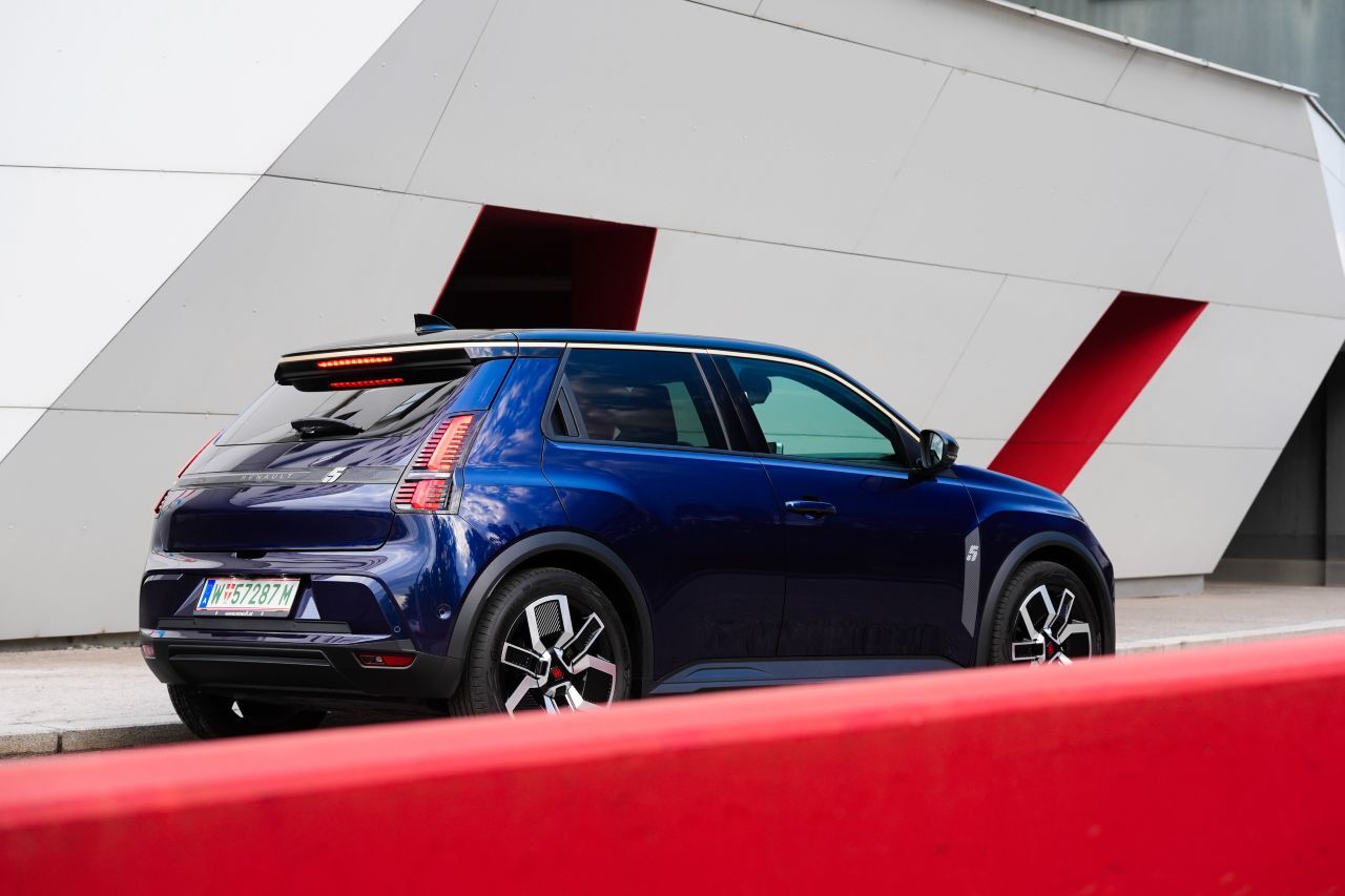 Ein süßer Kleiner? Kann man so nicht sagen, man nimmt den Renault 5 eher als auffällig erwachsenen, hochwertigen Kleinwagen wahr.