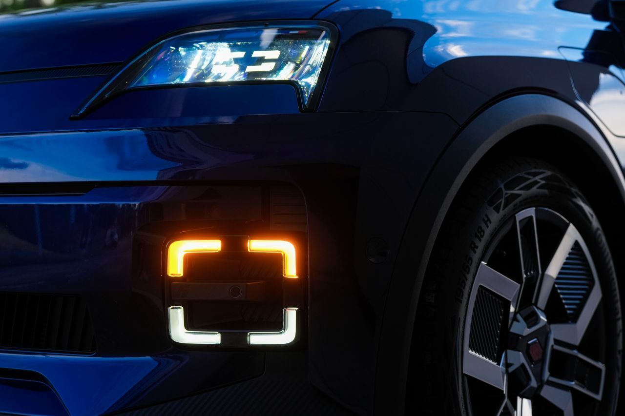 Viereckige Tagfahrlich-Blinker-Kombination. Kann auch zwinkern.