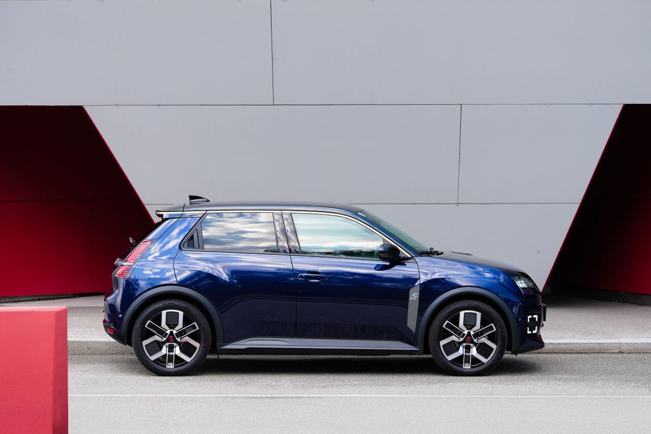 Fazit von Motorprofis-Tester Fabian Steiner: „Der Renault 5 fährt sich so gut wie er aussieht und entwickelt dabei erstaunliche Premium-Qualitäten, die ohne die Härten des Mini auskommen, aber sportliche Ansprüche erfüllen. Im Innenraum gibt es grandiose Designelemente und mehr Platz als im Fiat 500. Die Preise sind hoch für einen Kleinwagen, aber nicht hoch für einen Elektro- und Premium-Kleinwagen.