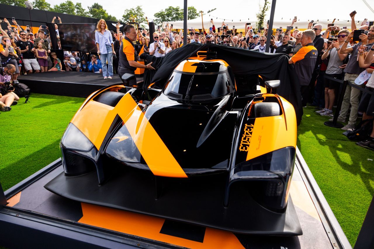 Zak Brown enthüll den Plan (und die Plane) kurz vor dem Start: McLaren wird ab 2027 in Le Mans in der Hypercar-Klasse an den Start gehen.