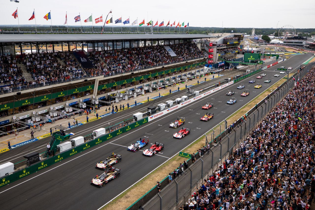 Prächtige Kulisse: der Start des 24-Stunden-Klassikers in Le Mans 2025. Die Cadillac können nur kurz die Führung halten.