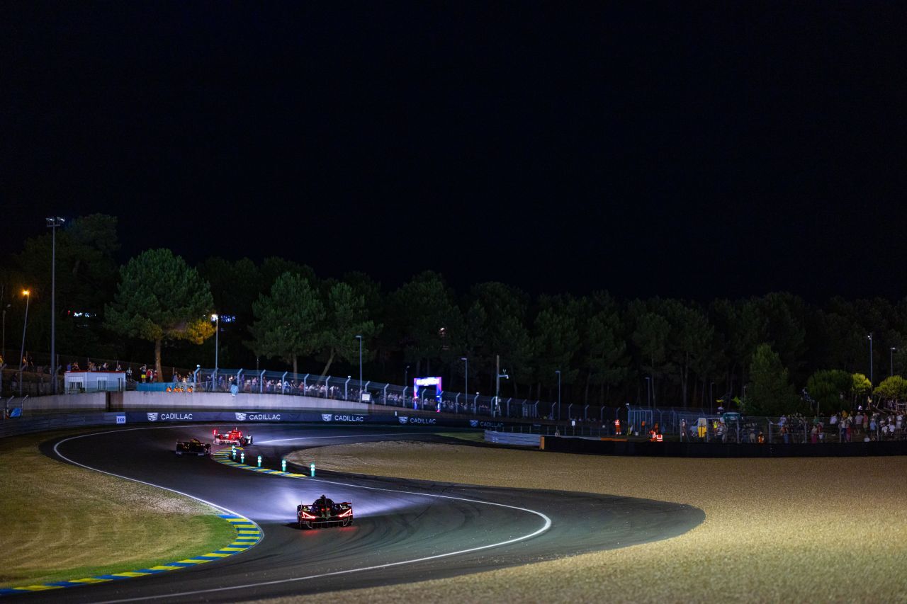 Le Mans bei Nacht, nächster Eindruck.