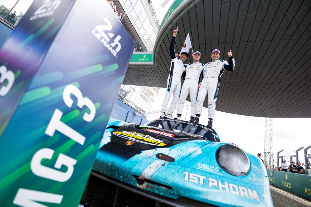 Jubel: Richard Lietz und seine Teamkollegen bei Manthey Porsche.
