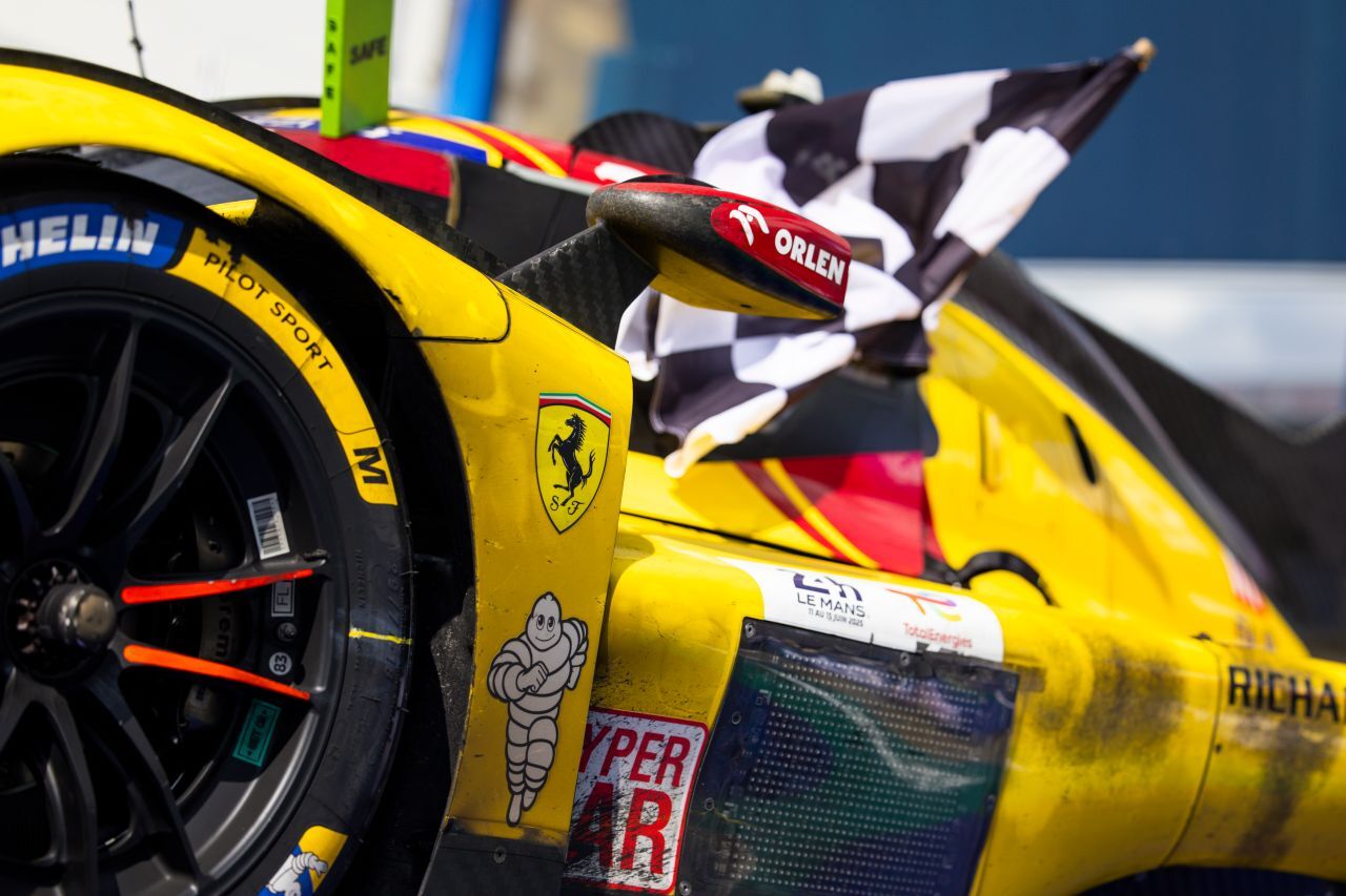 Die Spuren von 24 Stunden Le Mans: Der Gewinner-Ferrari im Park ferme.
